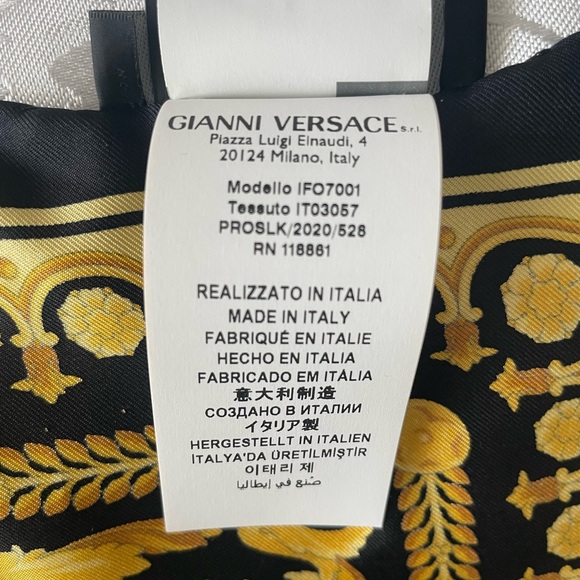 NEW with tag Authentic VERSACE BAROCCO LARGE SILK FOULARD SCARF - Picture 10 of 16